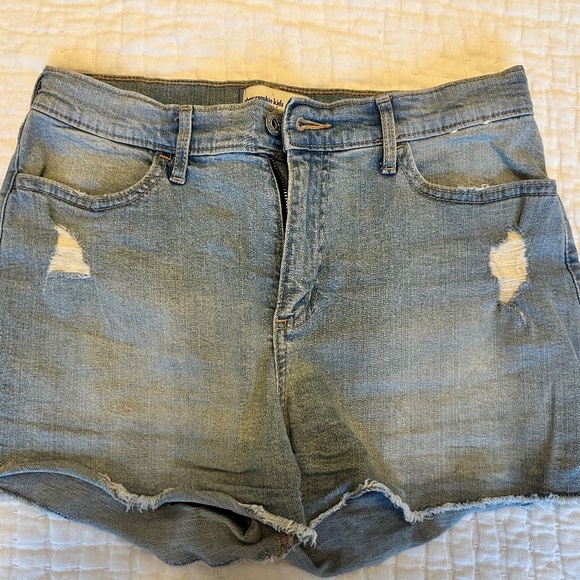 Abercrombie Kids High-Rise Relaxed Denim Shorts – Light Wash – Size 17/18 - Picture 1 of 4